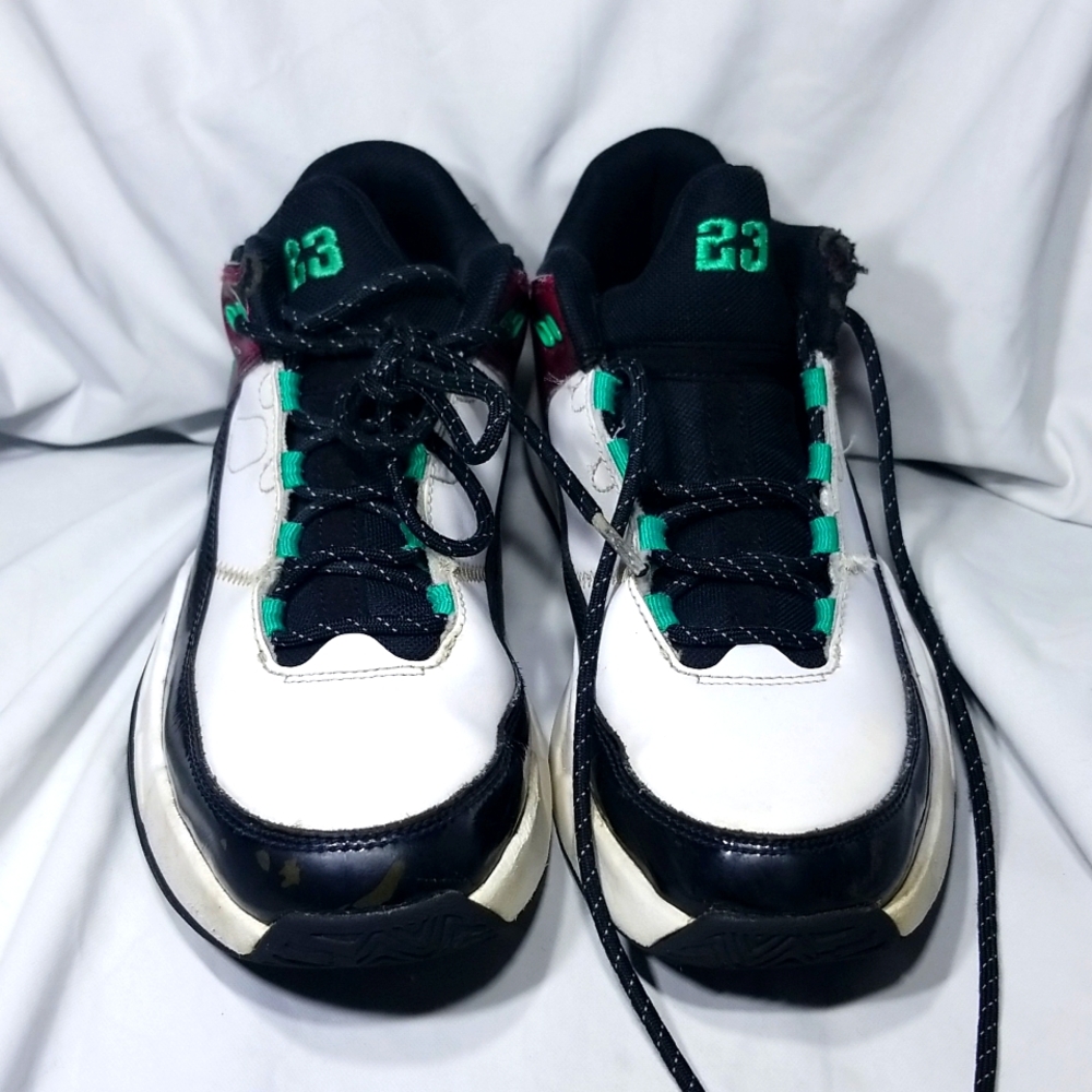 Jordan Max Aura 3 Boy's sneaker size 5Y multicolor.